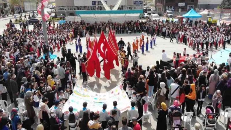 Kavga ettiği amcasını sokak ortasında tabancayla vurdu