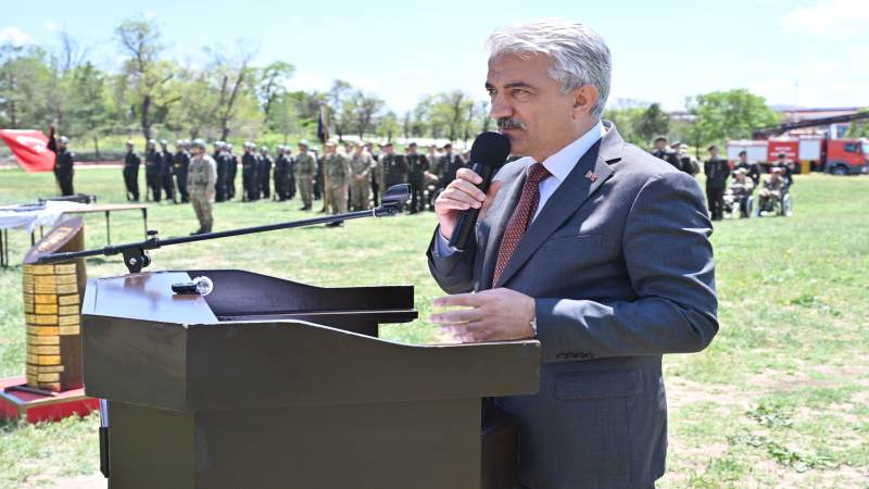 Kavga ettiği amcasını sokak ortasında tabancayla vurdu