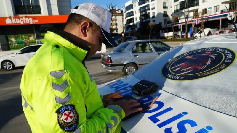 Kavga ettiği amcasını sokak ortasında tabancayla vurdu