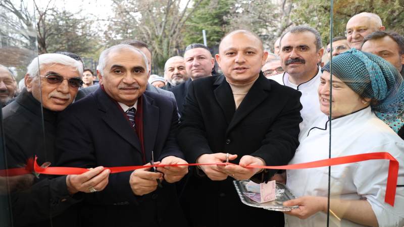 Kavga ettiği amcasını sokak ortasında tabancayla vurdu