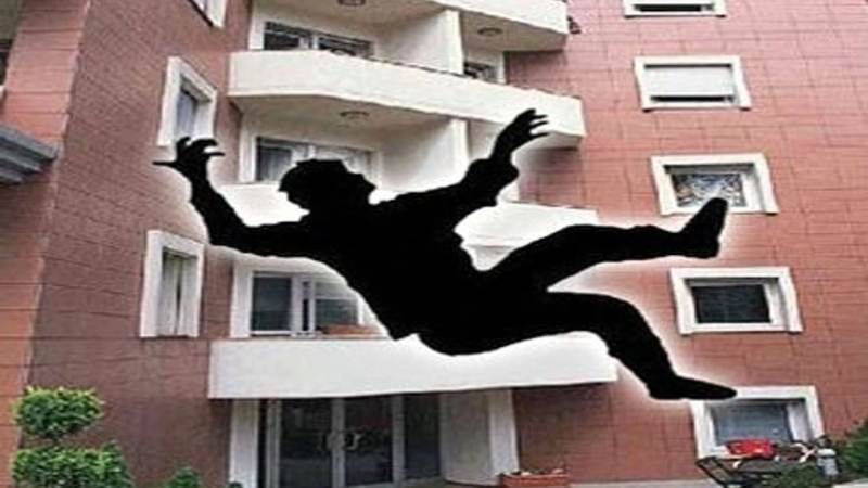 Kavga ettiği amcasını sokak ortasında tabancayla vurdu