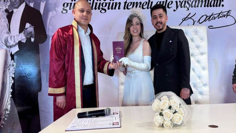 Kavga ettiği amcasını sokak ortasında tabancayla vurdu