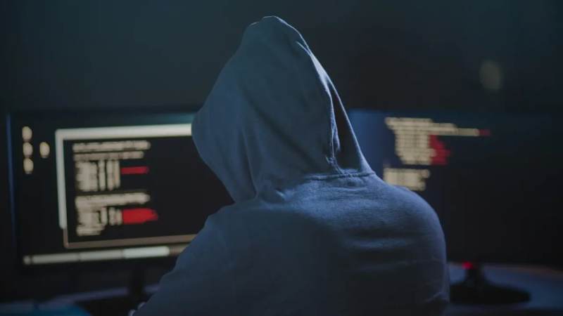 Kavga ettiği amcasını sokak ortasında tabancayla vurdu