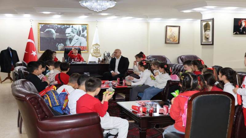 Kavga ettiği amcasını sokak ortasında tabancayla vurdu