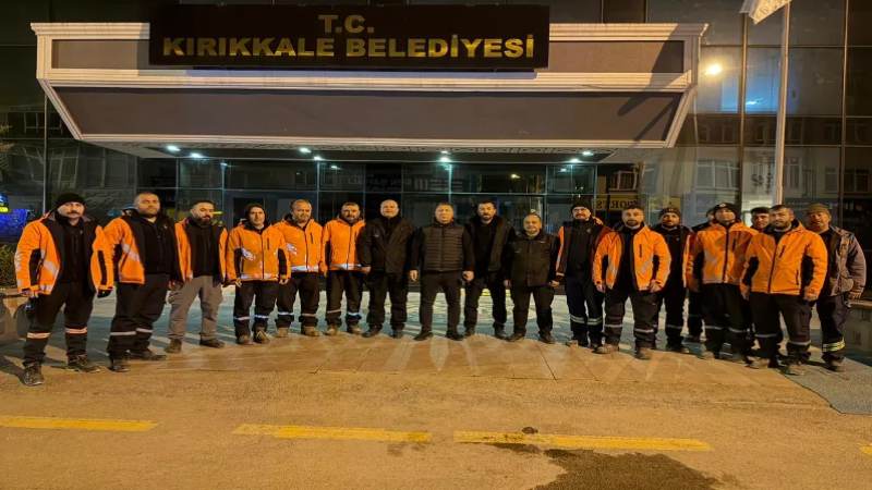 Kavga ettiği amcasını sokak ortasında tabancayla vurdu