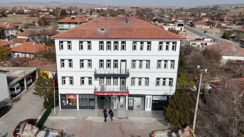 Kavga ettiği amcasını sokak ortasında tabancayla vurdu