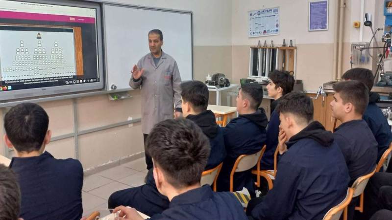 Kavga ettiği amcasını sokak ortasında tabancayla vurdu