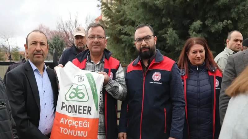 Kavga ettiği amcasını sokak ortasında tabancayla vurdu