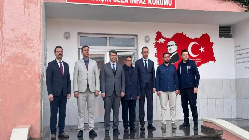 Kavga ettiği amcasını sokak ortasında tabancayla vurdu