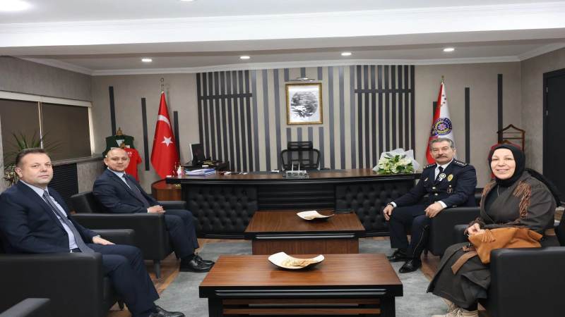 Kavga ettiği amcasını sokak ortasında tabancayla vurdu