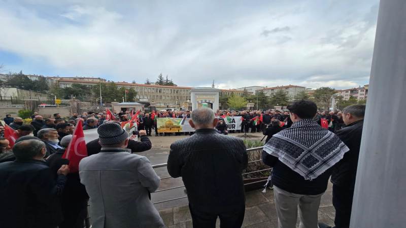 Kavga ettiği amcasını sokak ortasında tabancayla vurdu