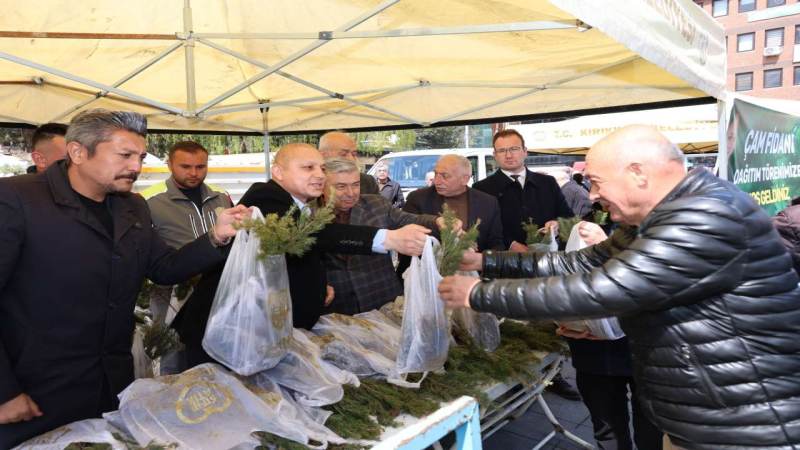 Kavga ettiği amcasını sokak ortasında tabancayla vurdu