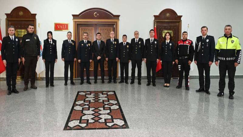 Kavga ettiği amcasını sokak ortasında tabancayla vurdu