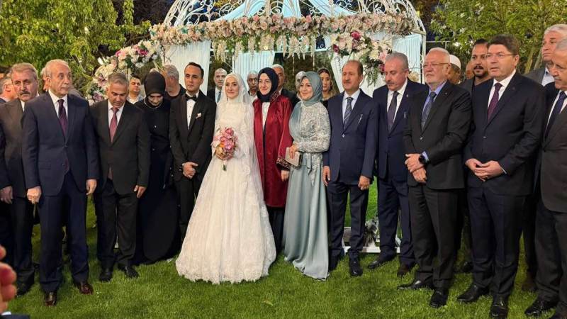 Kavga ettiği amcasını sokak ortasında tabancayla vurdu