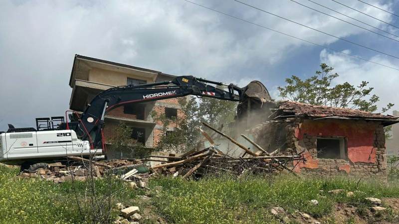 Kavga ettiği amcasını sokak ortasında tabancayla vurdu
