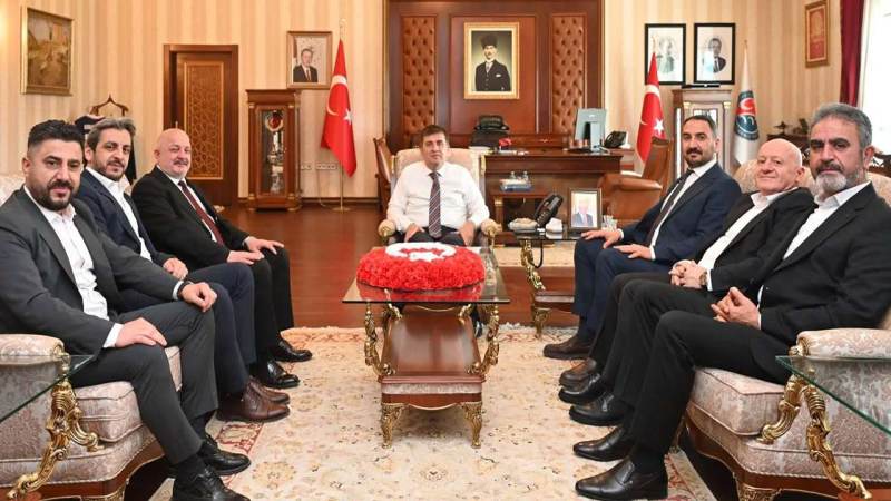 Kavga ettiği amcasını sokak ortasında tabancayla vurdu