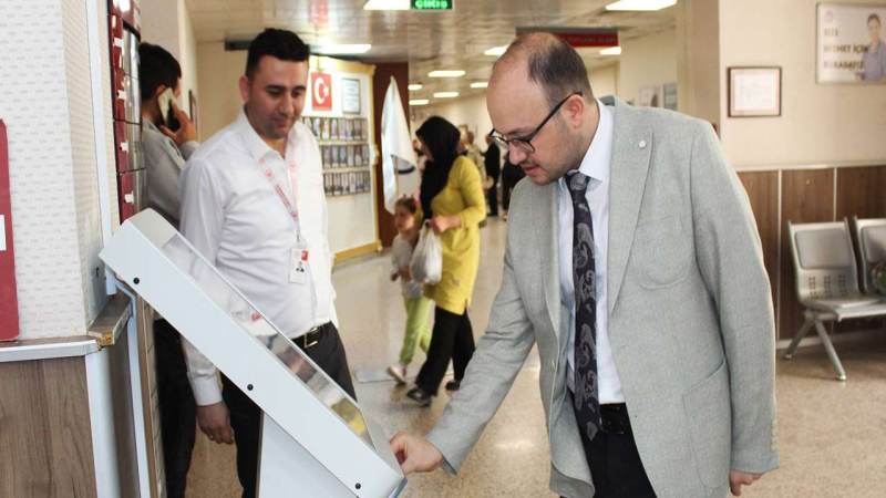 Kavga ettiği amcasını sokak ortasında tabancayla vurdu