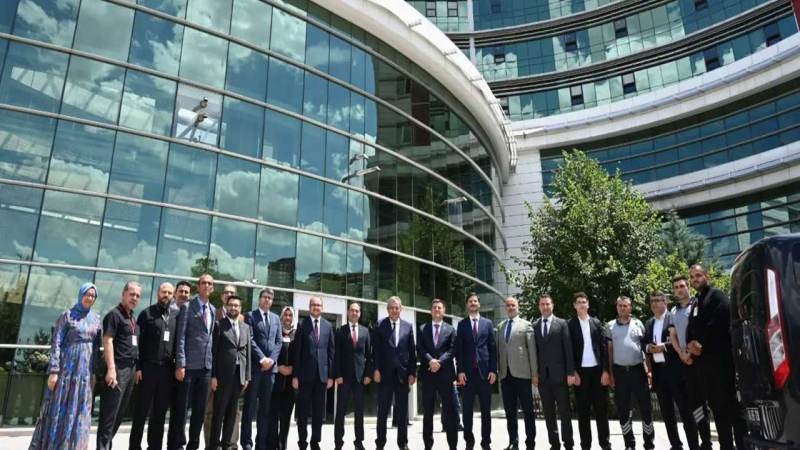 Kavga ettiği amcasını sokak ortasında tabancayla vurdu