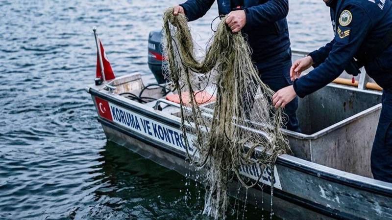 Kavga ettiği amcasını sokak ortasında tabancayla vurdu