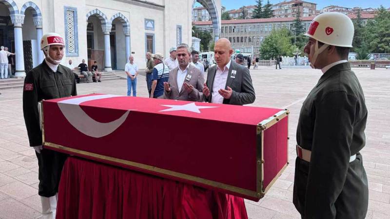Kavga ettiği amcasını sokak ortasında tabancayla vurdu
