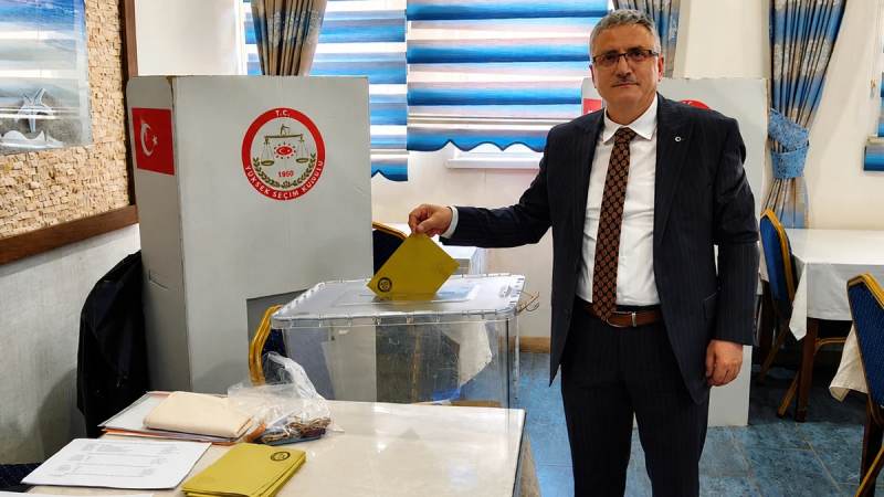 Kavga ettiği amcasını sokak ortasında tabancayla vurdu