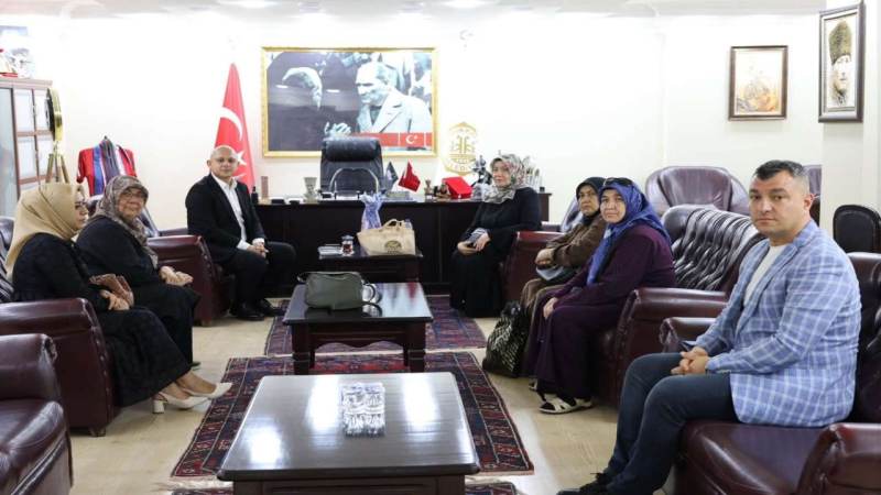 Kavga ettiği amcasını sokak ortasında tabancayla vurdu