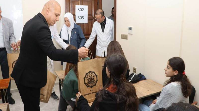 Kavga ettiği amcasını sokak ortasında tabancayla vurdu