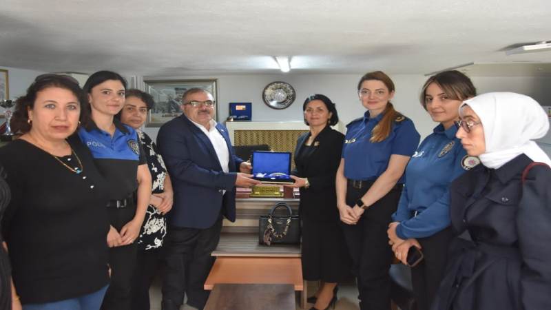 Kavga ettiği amcasını sokak ortasında tabancayla vurdu